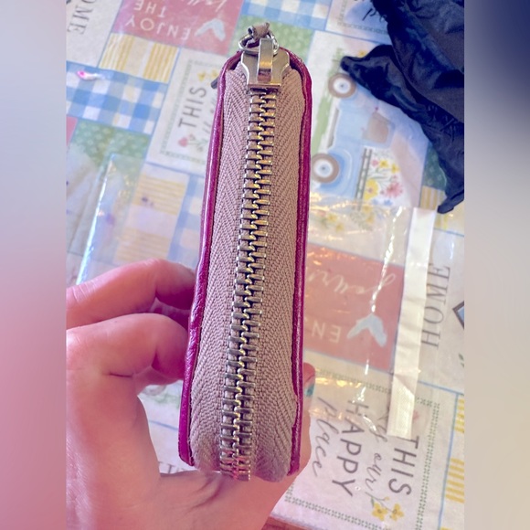 Guc gucci zip around wallet does have some call outs see pics - Picture 10 of 12